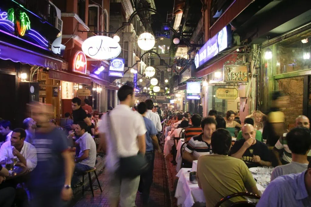 Istanbul,,Turkey, ,Busy,Restaurant,And,Bar