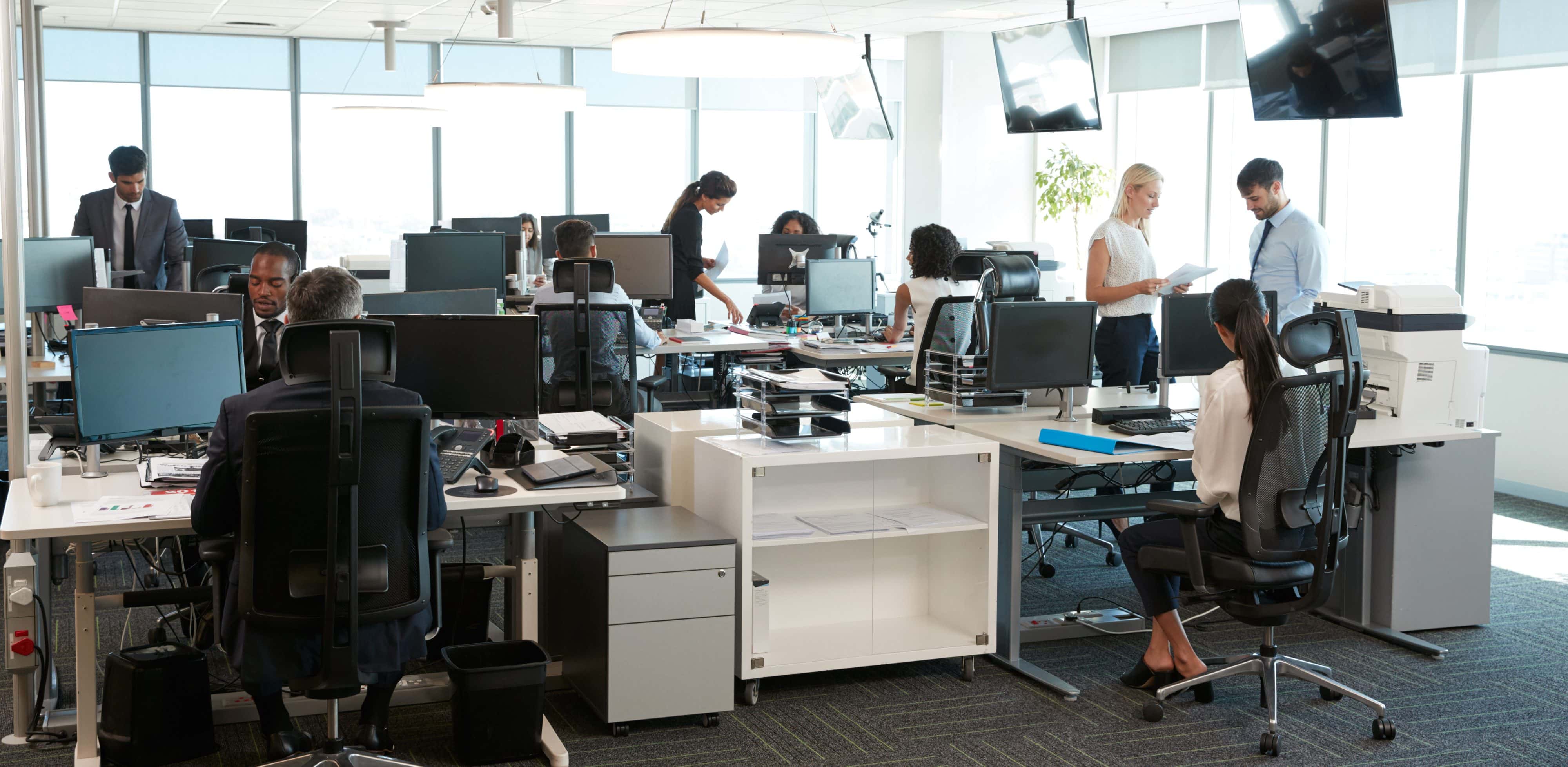 Interior,Of,Busy,Modern,Open,Plan,Office,With,Staff